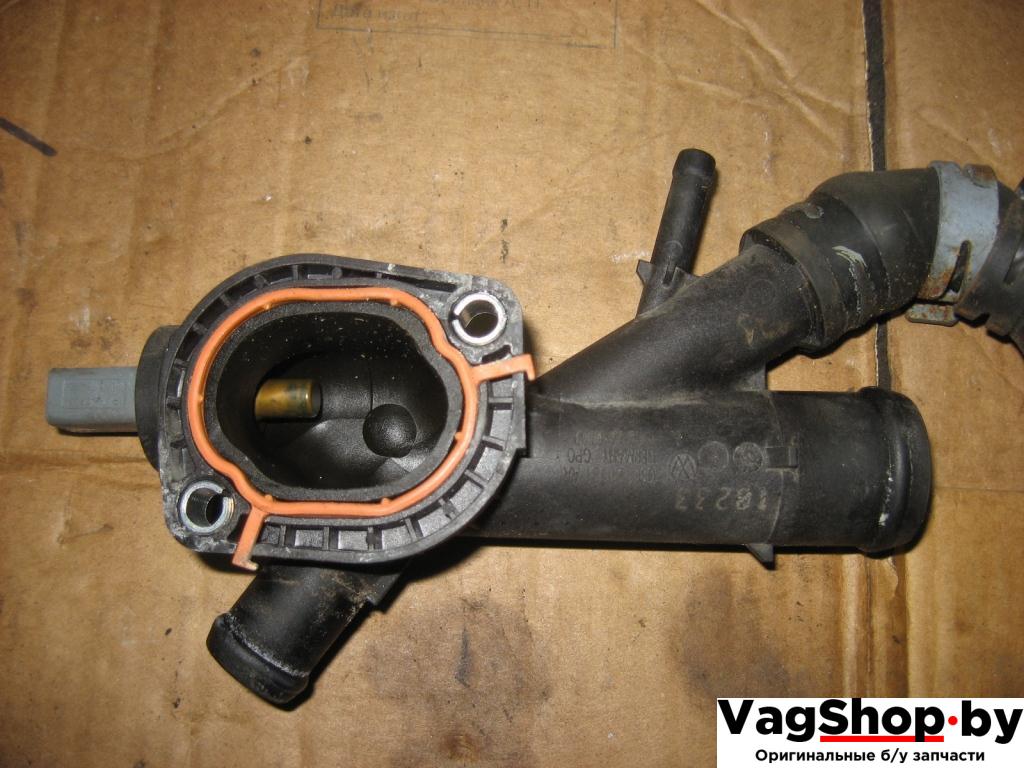 фланец (тройник) системы охлаждения Volkswagen Touran 2 2011, 2.0 л., TDi, CFJ, дизель, АКПП, черный, минивэн, передний привод, 03L121131AA - фото №1