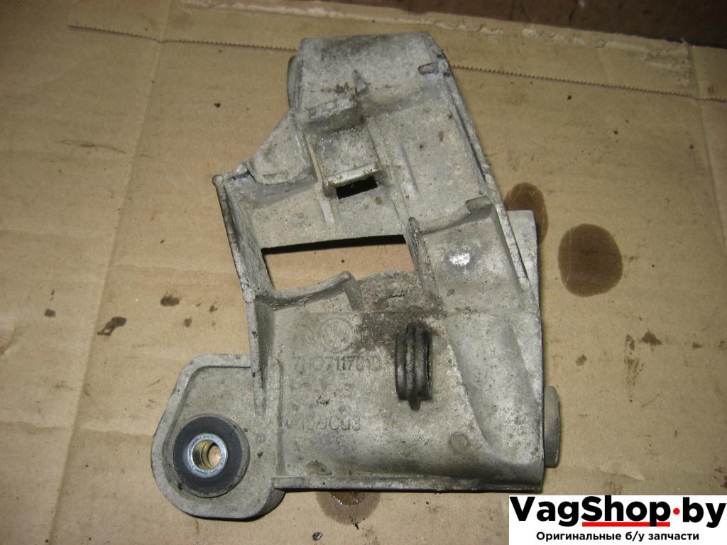 кронштейн КПП Volkswagen Caravelle 5 2006, 2.5 л., TDi, AXD, дизель, МКПП, красный, минивэн, передний привод, 7H0711781D - фото №1