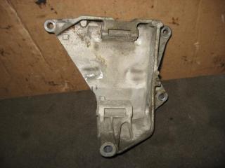 кронштейн генератора Volkswagen Caravelle 5 2006, 2.5 л., TDi, AXD, дизель, МКПП, красный, минивэн, передний привод, 070903143C