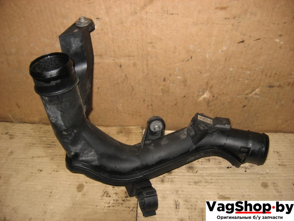 патрубок интеркулера Volkswagen Passat B6 2010, 2.0 л., TDi, CBB, дизель, АКПП, серый, универсал, полный привод, 5N0145770A - фото №1