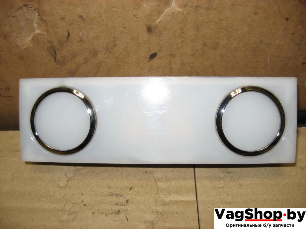 фонарь салона (плафон) Volkswagen Touareg 1 поколение 2005, 2.5 л., TDi, BAC, дизель, АКПП, серый, внедорожник 5 дв., полный привод, 7L6947105A - фото №1