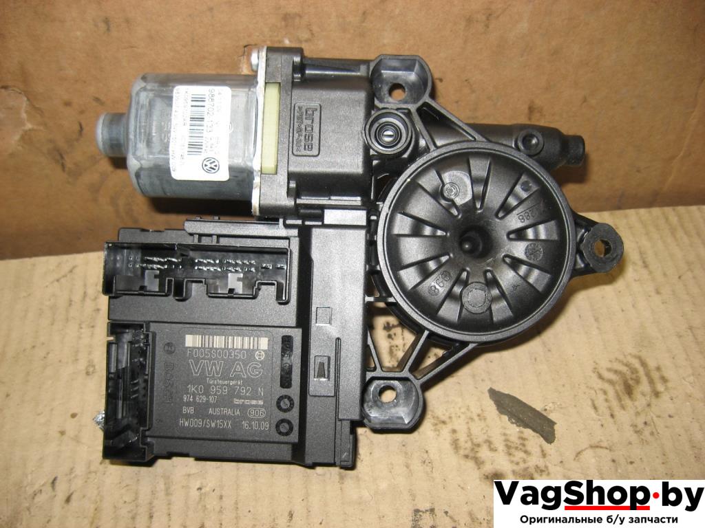 моторчик стеклоподъемника передний правый Volkswagen Passat B6 2010, 1.4 л., TSI, бензин, газ, МКПП, черный, универсал, передний привод, 1K0959702AR, 1K0959792N - фото №1