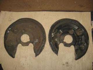 защитный кожух тормозного механизма Volkswagen Passat B6 2010, 2.0 л., TDi, CBB, дизель, АКПП, красный, универсал, полный привод