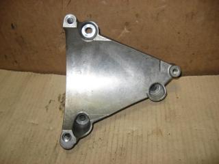 кронштейн компрессора кондиционера Audi A6 4F/C6 2006, 3.2 л., FSI, AUK, бензин, АКПП, черный, универсал, полный привод, 06E260835C