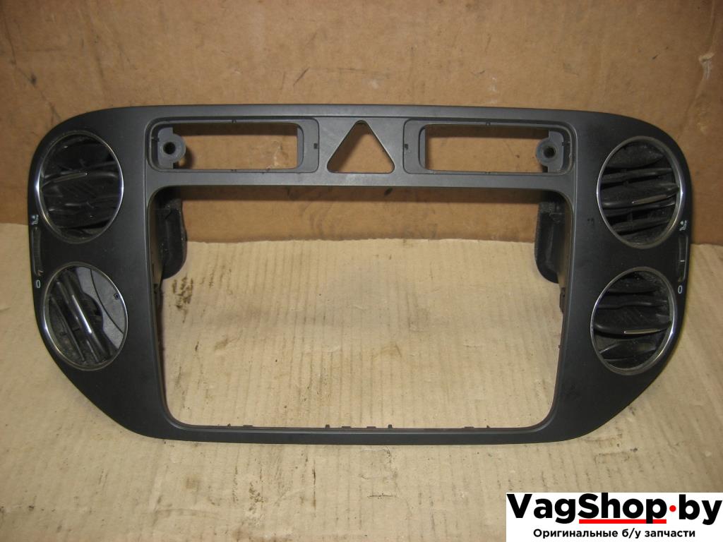 рамка под магнитолу Volkswagen Golf Plus 1 поколение 2008, 1.9 л., TDi, BLS, дизель, МКПП, серый, хетчбэк 5 дв., передний привод, 5M0858071K - фото №1