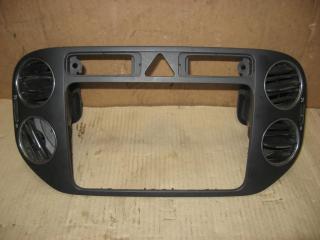 рамка под магнитолу Volkswagen Golf Plus 1 поколение 2008, 1.9 л., TDi, BLS, дизель, МКПП, серый, хетчбэк 5 дв., передний привод, 5M0858071K