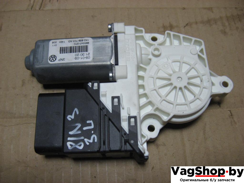моторчик стеклоподъемника задний левый Volkswagen Golf 6 поколение 2010, 1.4 л., TSI, CAX, бензин, МКПП, серебро, универсал, передний привод, 1K0959703AG - фото №1