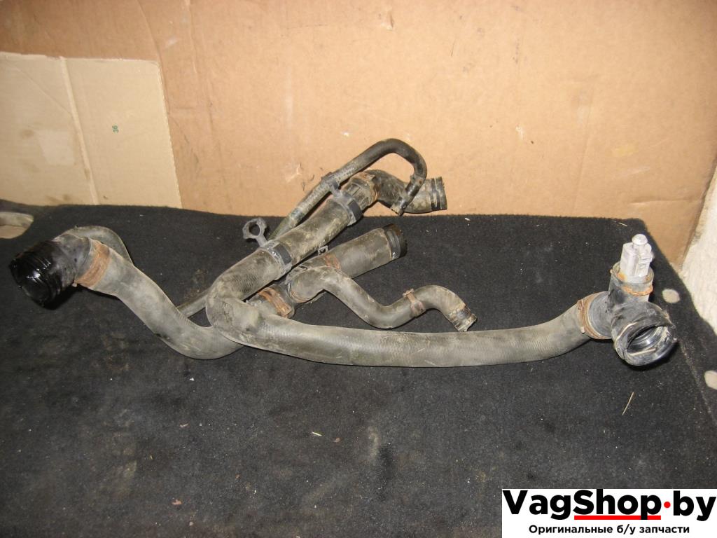 патрубок (трубопровод, шланг) Volkswagen Golf Plus 1 поколение 2006, 1.6 л., FSI, BLF, бензин, МКПП, черный, хетчбэк 5 дв., передний привод, 1K0121049R, 1K0122291AE, 6Q0122291E - фото №1