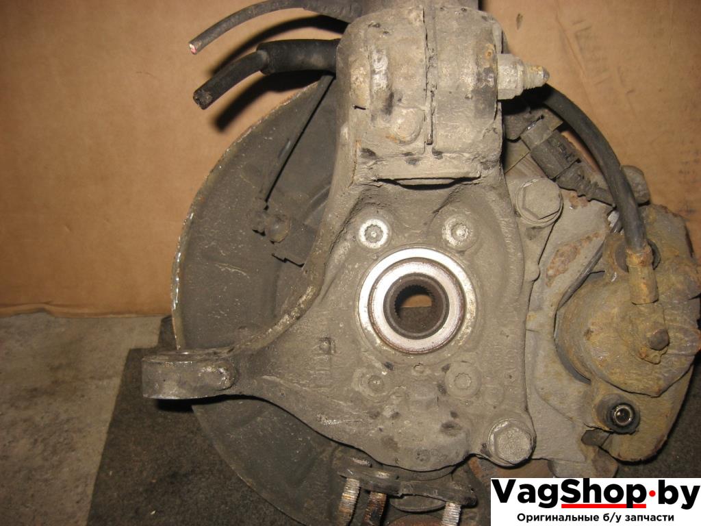 кулак поворотный левый Volkswagen Passat B6 2010, 1.4 л., TSI, бензин, газ, АКПП, белый, универсал, передний привод - фото №1