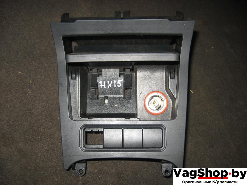 пепельница Volkswagen Golf 5 поколение 2005, 2.0 л., TDi, BMM, дизель, АКПП, черный, хетчбэк 5 дв., передний привод, 1K0857961 - фото №1
