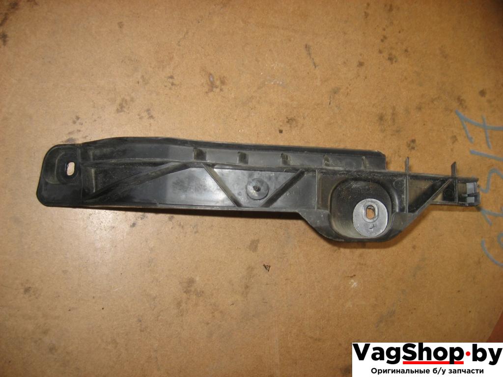 крепление фары левой Volkswagen Golf 5 поколение 2007, 1.9 л., TDi, BLS, дизель, МКПП, черный, универсал, передний привод, 1K0807889B - фото №1