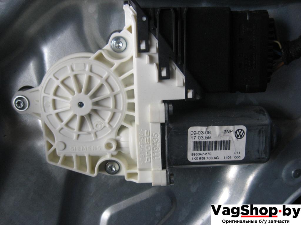 моторчик стеклоподъемника задний левый Volkswagen Golf 5 поколение 2007, 1.9 л., TDi, BLS, дизель, МКПП, черный, универсал, передний привод, 1K0959703AG - фото №1