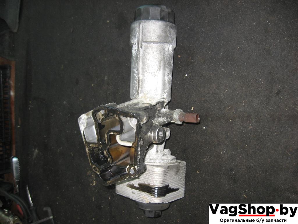 корпус масляного фильтра Audi A4 B7 2006, 2.0 л., TDi, BPW, дизель, МКПП, черный, универсал, передний привод, 038115389D, 038117021C - фото №1