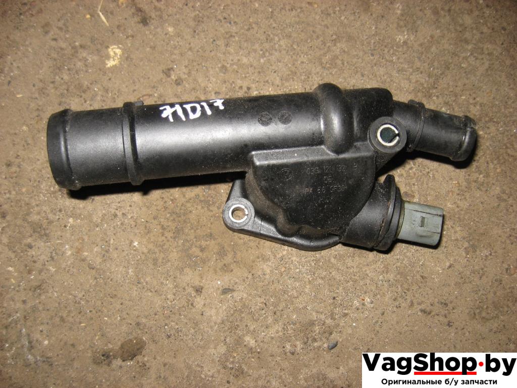 фланец (тройник) системы охлаждения Volkswagen Golf 5 поколение 2008, 1.9 л., TDi, BLS, дизель, МКПП, белый, хетчбэк 5 дв., передний привод, 03G121132B - фото №1