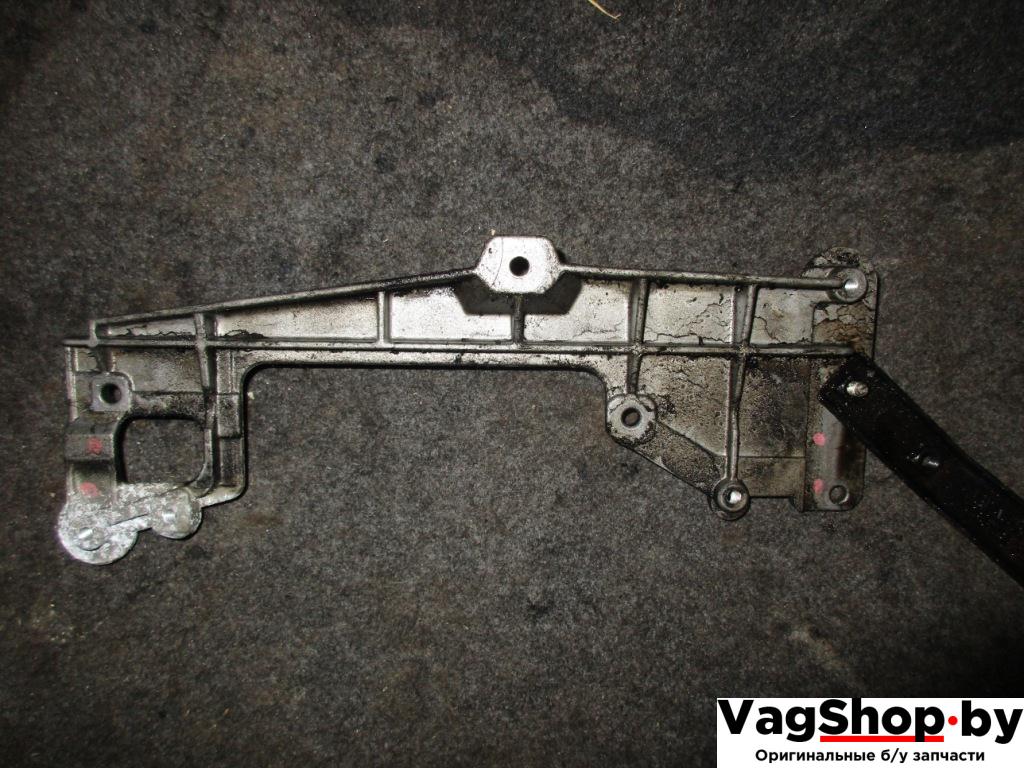 кронштейн (крепление) Volkswagen Passat B6 2006, 2.0 л., TDi, BKP, дизель, МКПП, синий темный, универсал, передний привод, 03G131159 - фото №1