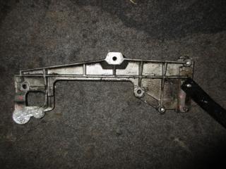 кронштейн (крепление) Volkswagen Passat B6 2006, 2.0 л., TDi, BKP, дизель, МКПП, синий темный, универсал, передний привод, 03G131159