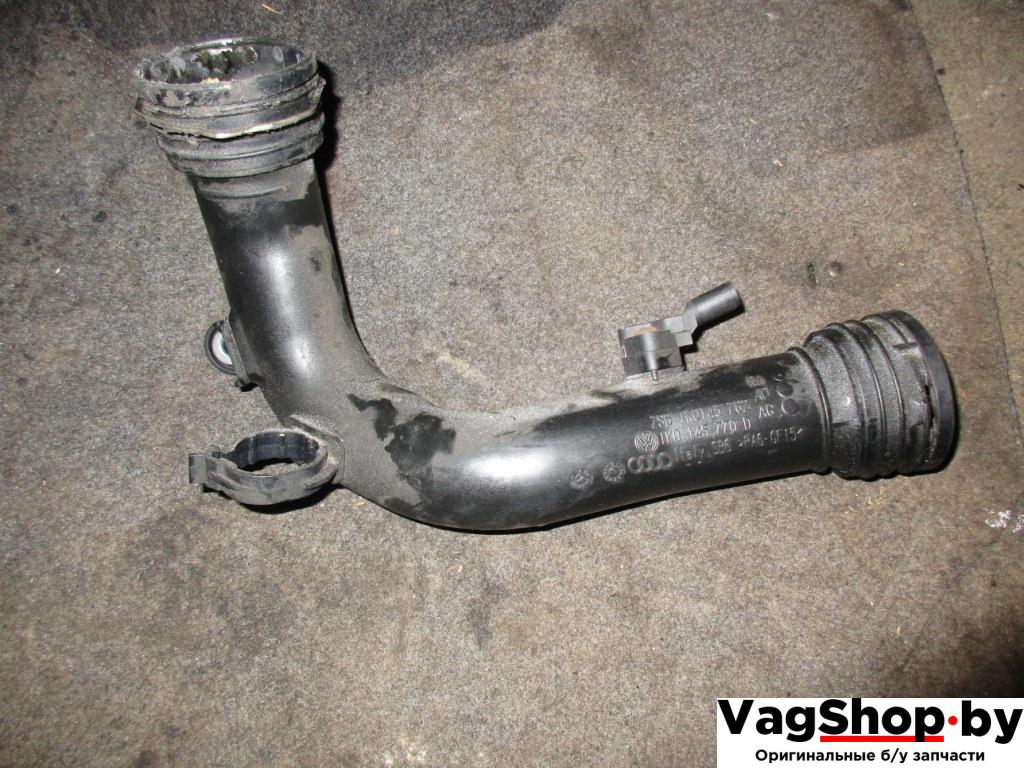 патрубок интеркулера Volkswagen Passat B6 2006, 2.0 л., TDi, BKP, дизель, МКПП, синий темный, универсал, передний привод, 1K0145770D - фото №1