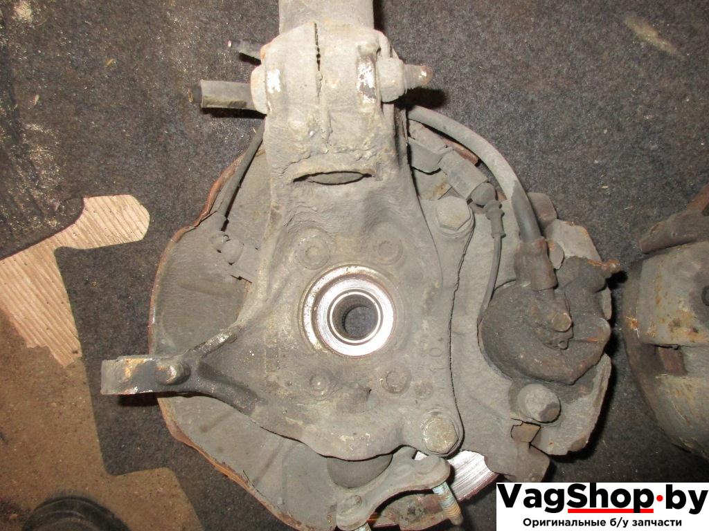 кулак поворотный левый Volkswagen Passat B6 2006, 2.0 л., TFSI, BWA, бензин, МКПП, серый, универсал, передний привод - фото №1