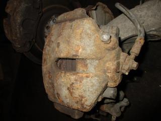 суппорт передний правый Volkswagen Passat B6 2007, 2.0 л., FSI, BVY, бензин, АКПП, серебро, универсал, передний привод