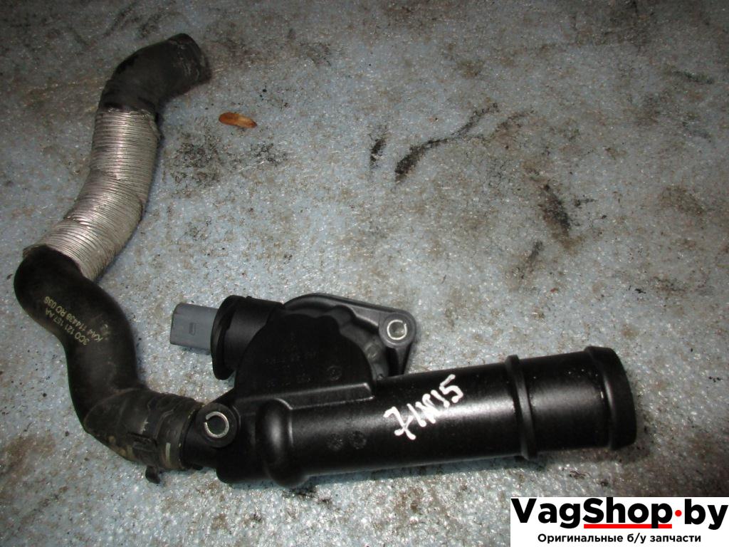 фланец (тройник) системы охлаждения Volkswagen Golf 5 поколение 2005, 2.0 л., TDi, BMM, дизель, АКПП, черный, хетчбэк 5 дв., передний привод, 03G121132B - фото №1