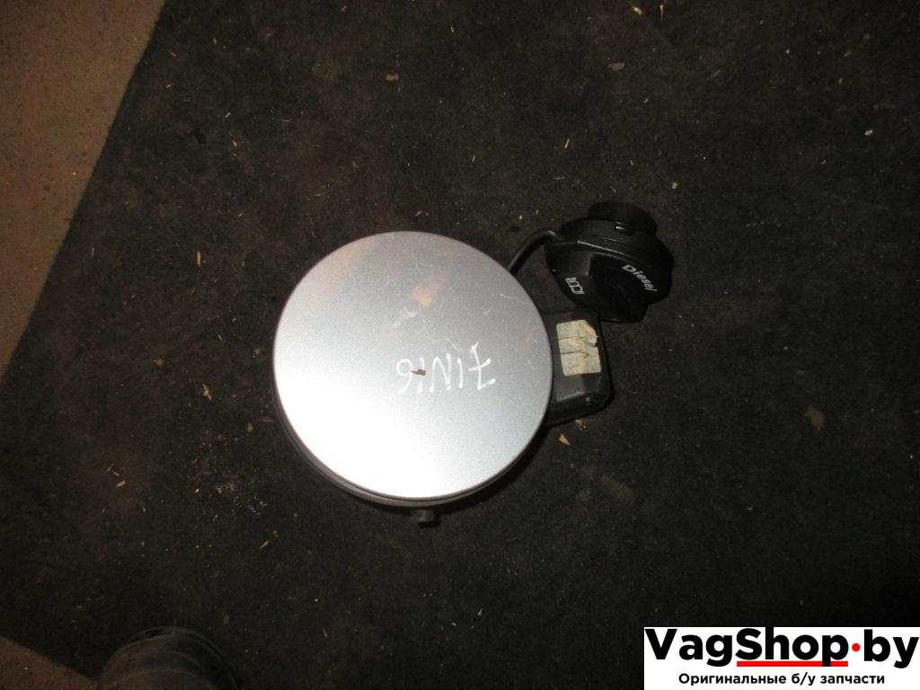 лючок топливного бака Volkswagen Touran 1 поколение 2004, 2.0 л., TDi, BKD, дизель, АКПП, серебро, минивэн, передний привод - фото №1