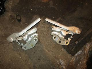 петля капота Volkswagen Passat B6 2006, 1.9 л., TDi, BLS, дизель, МКПП, серебро, универсал, передний привод, 3C0823301D