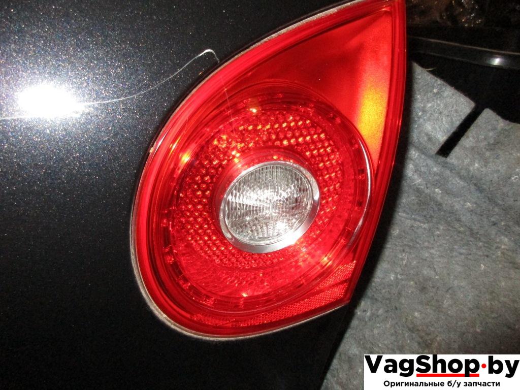 фонарь крышки багажника правый Volkswagen Golf 5 поколение 2005, 2.0 л., TDi, BMM, дизель, АКПП, черный, хетчбэк 5 дв., передний привод - фото №1