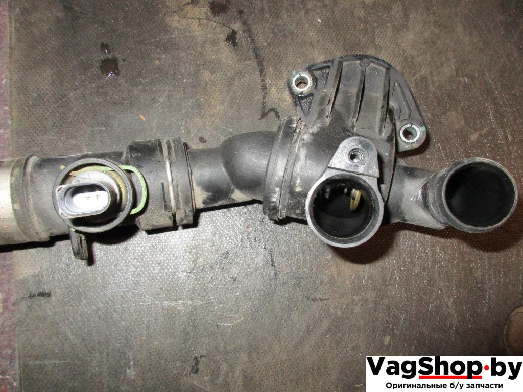 корпус термостата Volkswagen Passat B6 2006, 2.0 л., TFSI, BWA, бензин, МКПП, серый, универсал, передний привод, 06F121111F - фото №1