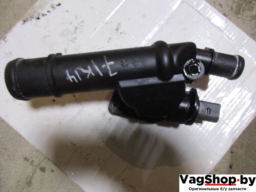 фланец (тройник) системы охлаждения Volkswagen Golf 5 поколение 2007, 1.9 л., TDi, BLS, дизель, МКПП, черный, универсал, передний привод, 03G121132B - фото №1