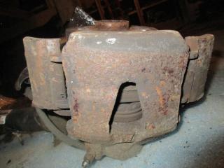 суппорт передний левый Volkswagen Golf 5 поколение 2007, 1.9 л., TDi, BLS, дизель, МКПП, черный, универсал, передний привод