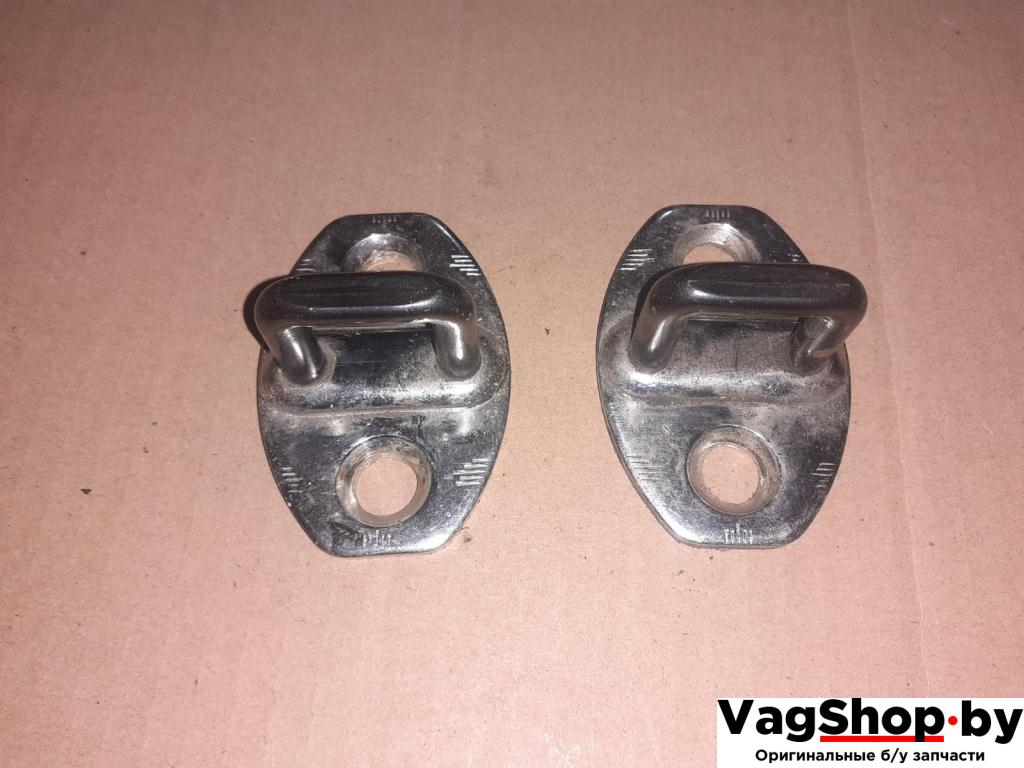 ответная часть (скоба) замка двери Volkswagen Transporter T5 2005, 2.5 л., TDi, AXD, дизель, МКПП, белый, передний привод, 3B0837033T - фото №1