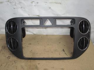 рамка под магнитолу Volkswagen Golf Plus 1 поколение 2005, 1.9 л., TDi, BKC, дизель, МКПП, серый, хетчбэк 5 дв., передний привод, 5M0858071H