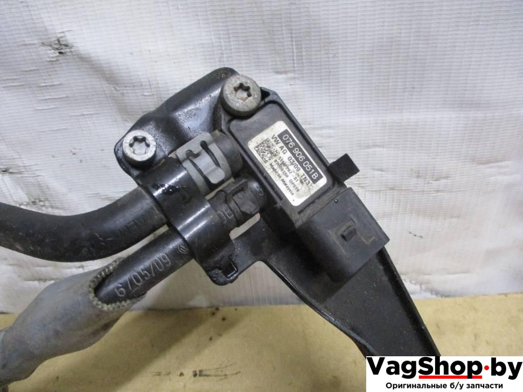 датчик давления (температуры) выхлопных газов Volkswagen Passat B6 2009, 2.0 л., TDi, CBA, дизель, АКПП, черный, универсал, передний привод, 076906051B - фото №1