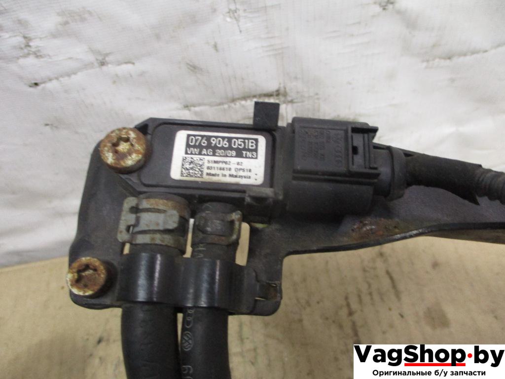 датчик давления (температуры) выхлопных газов Volkswagen Passat B6 2009, 2.0 л., TDi, CBA, дизель, АКПП, белый, седан, передний привод, 076906051B - фото №1