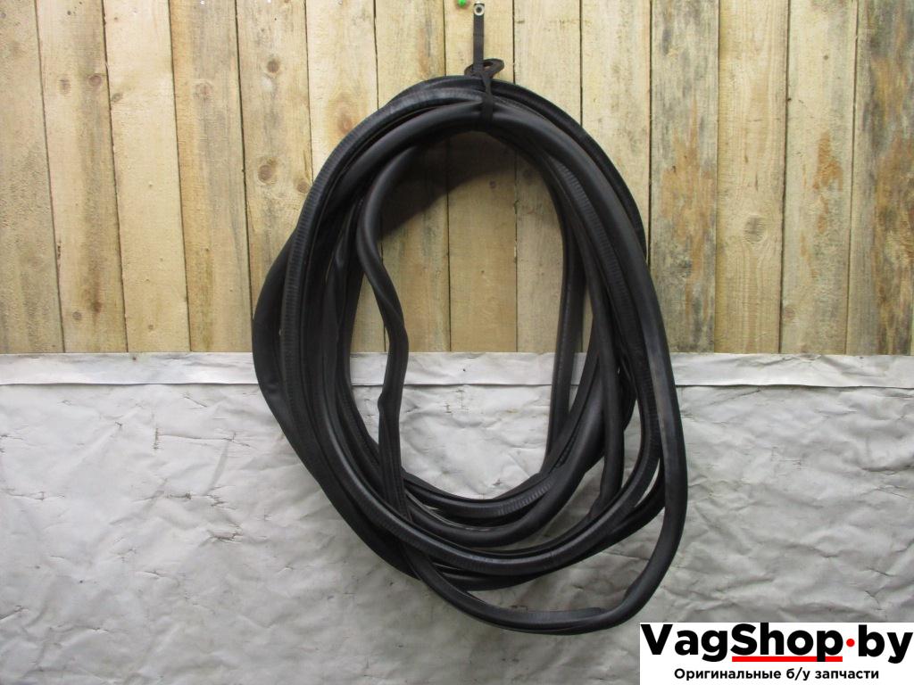 уплотнитель Volkswagen Tiguan 1 поколение 2010, 2.0 л., TDi, CFF, дизель, МКПП, черный, внедорожник 5 дв., передний привод, 5N0867911, 5N0867913 - фото №1