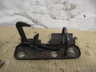 захватный крюк капота Volkswagen Tiguan 1 поколение 2010, 2.0 л., TDi, CFF, дизель, МКПП, черный, внедорожник 5 дв., передний привод, 1K0823480