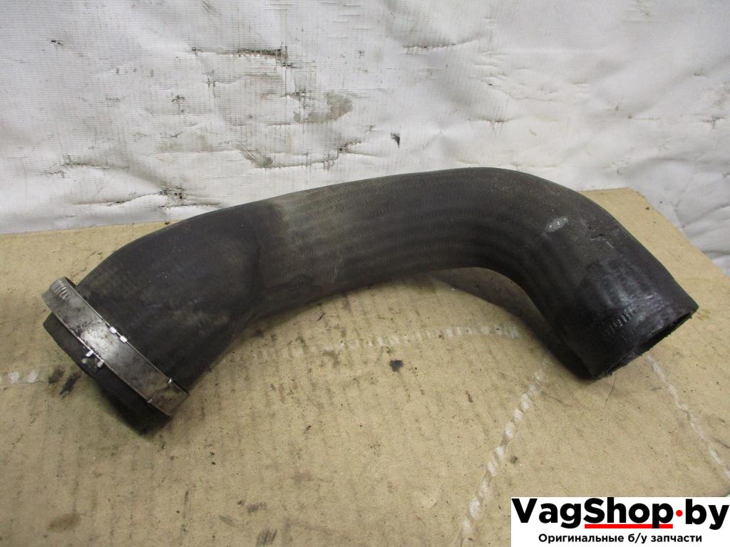 патрубок интеркулера Volkswagen Tiguan 1 поколение 2010, 2.0 л., TDi, CFF, дизель, МКПП, черный, внедорожник 5 дв., передний привод, 5N0145834G - фото №1