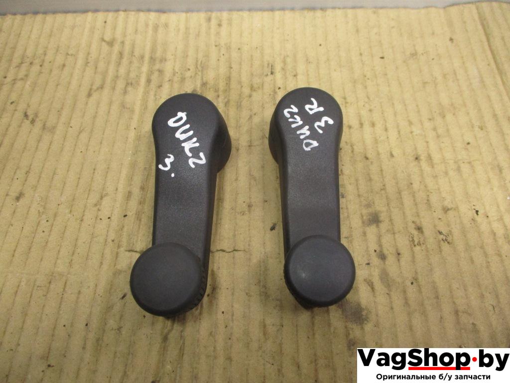 ручка стеклоподъемника Volkswagen Golf 6 поколение 2010, 1.6 л., TDi, CAY, дизель, МКПП, красный, хетчбэк 5 дв., передний привод, 1K0839581A - фото №1