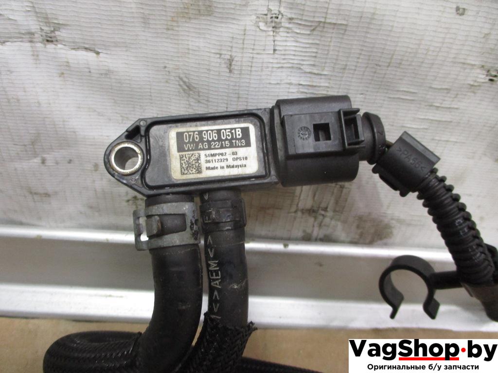 датчик давления (температуры) выхлопных газов Volkswagen Golf 6 поколение 2010, 1.6 л., TDi, CAY, дизель, МКПП, красный, хетчбэк 5 дв., передний привод, 076906051B - фото №1