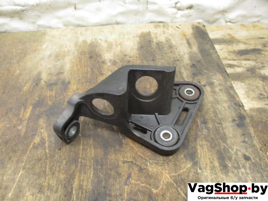 Кронштейн крепления троса КПП Volkswagen Touran 2 2013, 2.0 л., TDi, CFH, дизель, МКПП, синий, минивэн, передний привод, 5Q0711789A - фото №1