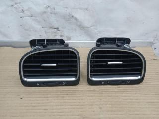 дефлектор обдува салона Volkswagen Golf 6 поколение 2011, 2.0 л., TDi, CFF, дизель, МКПП, серебро, хетчбэк 5 дв., передний привод, 5K0819703K, 5K0819704K