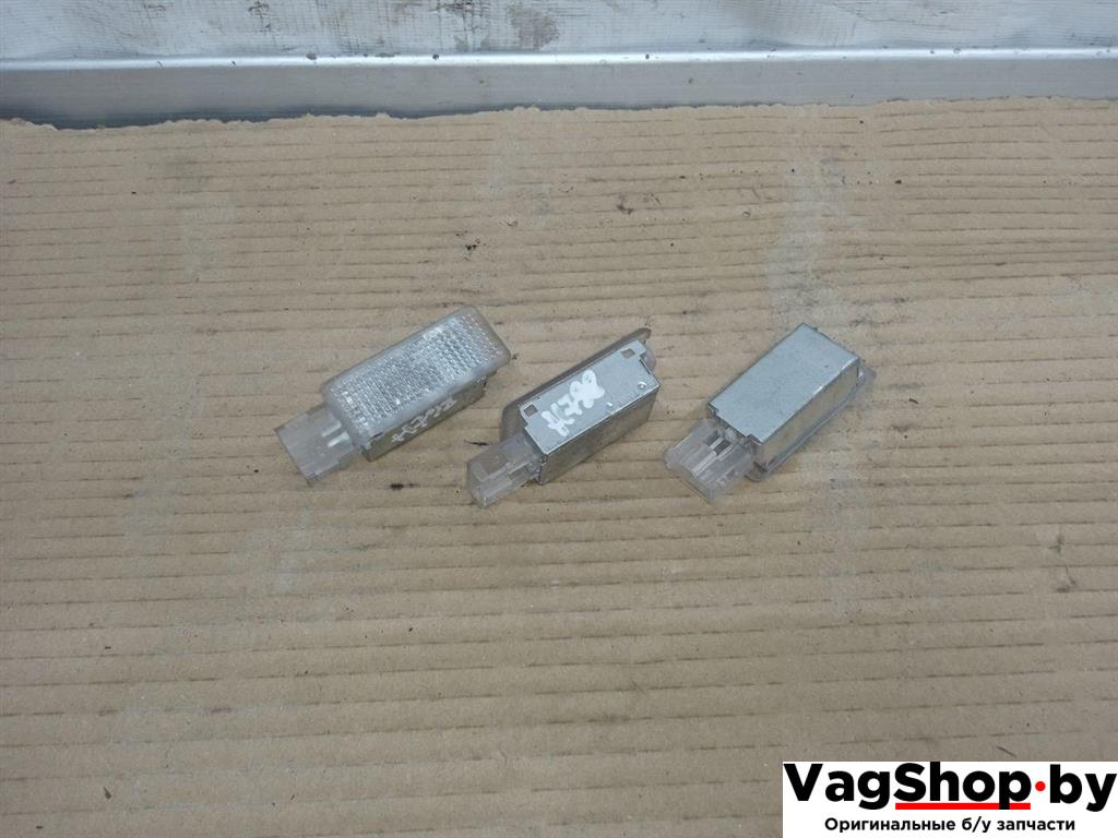 фонарь салона (плафон) Volkswagen Golf 6 поколение 2011, 2.0 л., TDi, CFF, дизель, МКПП, серебро, хетчбэк 5 дв., передний привод, 6L0947565, 7L0947415 - фото №1