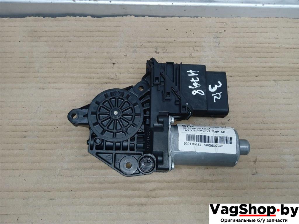 моторчик стеклоподъемника задний правый Volkswagen Golf 6 поколение 2011, 2.0 л., TDi, CFF, дизель, МКПП, серебро, хетчбэк 5 дв., передний привод, 5K0959795, 5K0959704D - фото №1