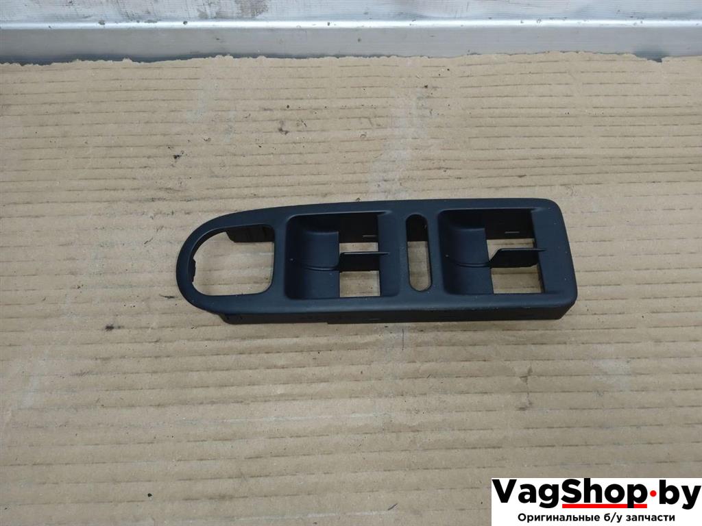 накладка двери (крышки) багажника Volkswagen Golf 6 поколение 2011, 2.0 л., TDi, CFF, дизель, МКПП, серебро, хетчбэк 5 дв., передний привод, 5K0867255A - фото №1