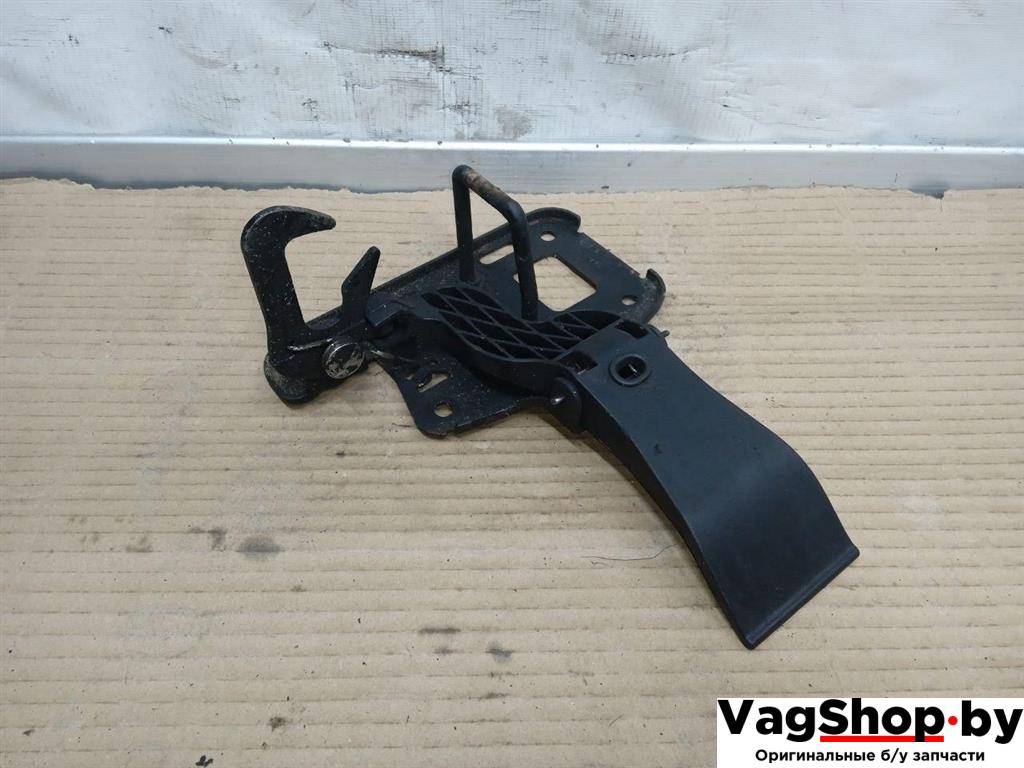 захватный крюк капота Audi Q5 8R 2011, 2.0 л., TDi, CJC, дизель, МКПП, серебро, внедорожник 5 дв., полный привод, 8R0823480 - фото №1
