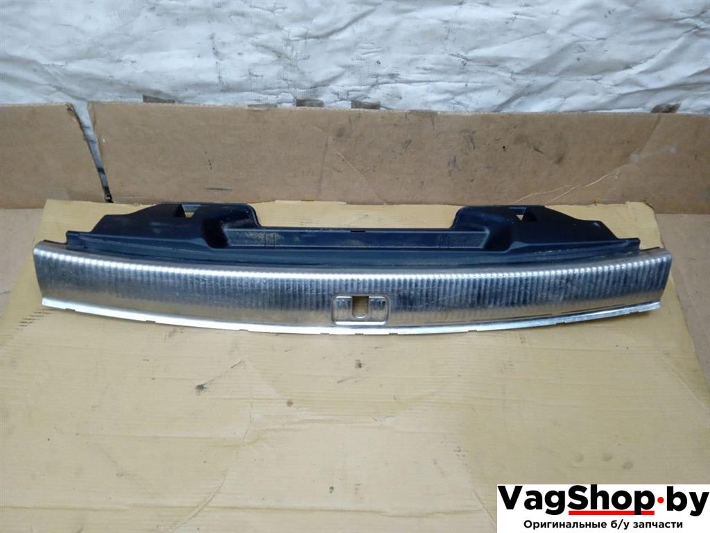 накладка внутренняя на заднюю панель кузова Audi Q5 8R 2011, 2.0 л., TDi, CJC, дизель, МКПП, серебро, внедорожник 5 дв., полный привод, 8R0864513C - фото №1