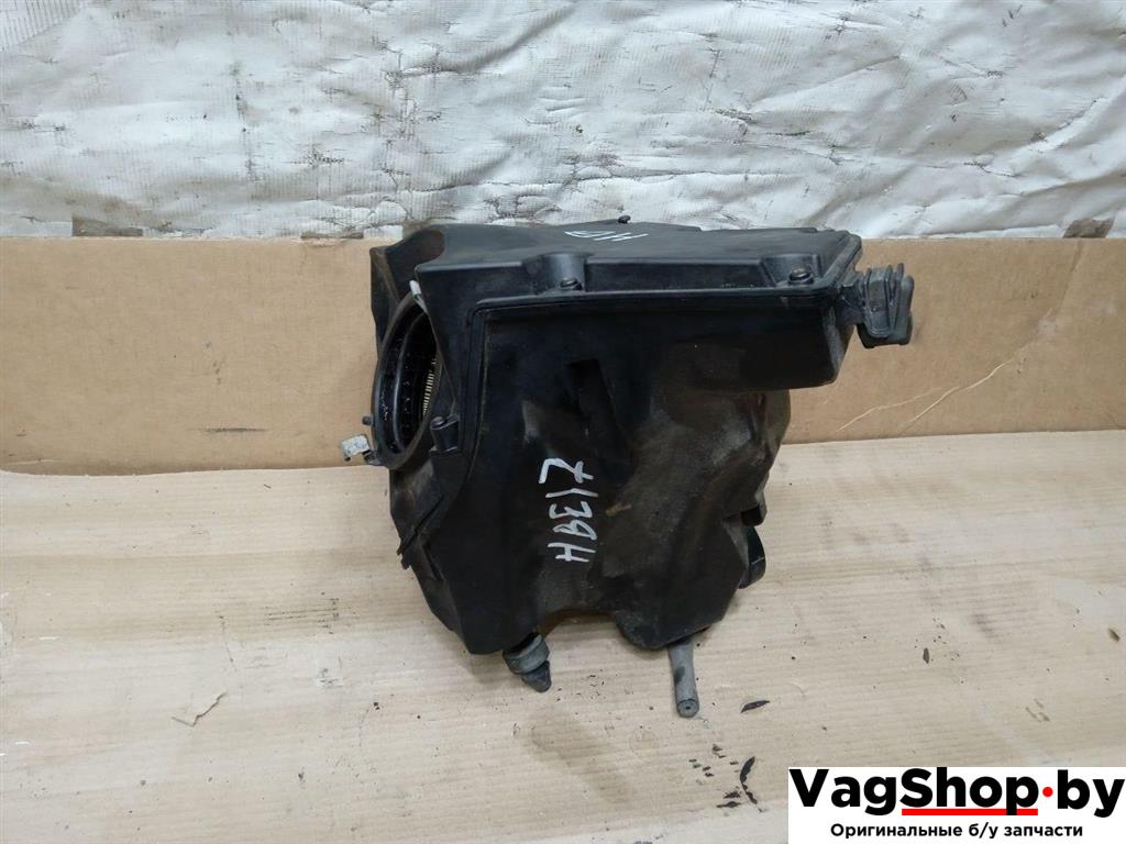 корпус воздушного фильтра Audi A5 8T 2007, 3.0 л., TDi, CAP, дизель, МКПП, белый, купе, полный привод, 8K0133837B, 8K0133835B - фото №1