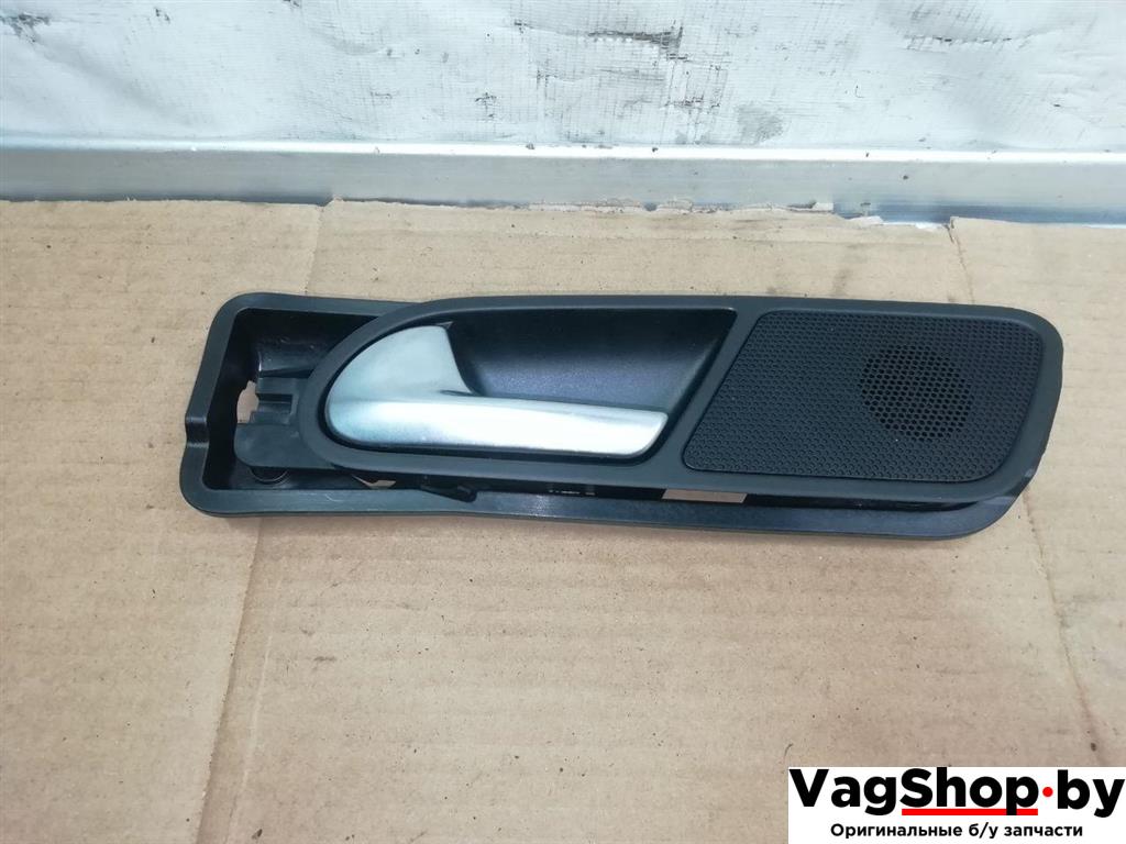 ручка внутренняя задняя левая Volkswagen Tiguan 1 поколение 2010, 2.0 л., TDi, CFG, дизель, МКПП, серебро, внедорожник 5 дв., полный привод, 5N0839113, 5N0839197 - фото №1