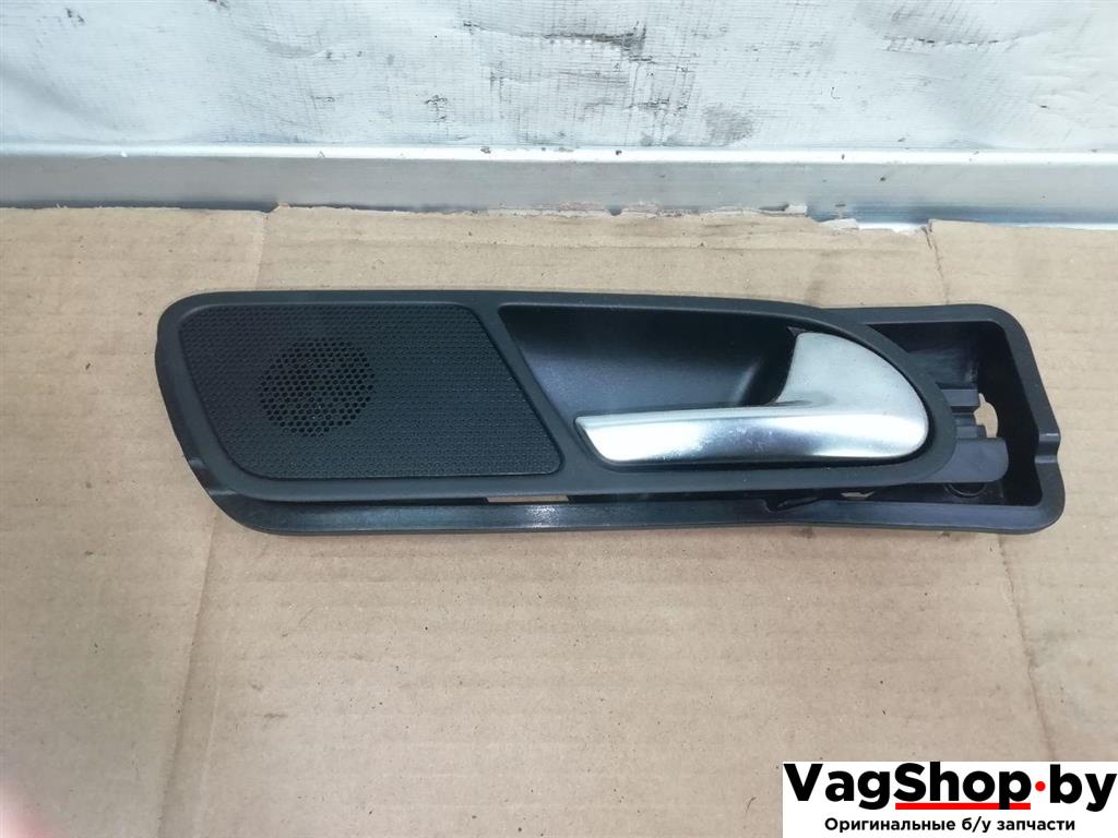 ручка внутренняя задняя правая Volkswagen Tiguan 1 поколение 2010, 2.0 л., TDi, CFG, дизель, МКПП, серебро, внедорожник 5 дв., полный привод, 5N0839114, 5N0839198 - фото №1