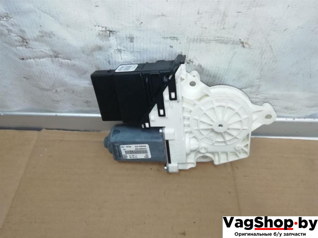 моторчик стеклоподъемника задний левый Volkswagen Tiguan 1 поколение 2010, 2.0 л., TDi, CFG, дизель, МКПП, серебро, внедорожник 5 дв., полный привод, 5K0959794, 5N0959703D - фото №1